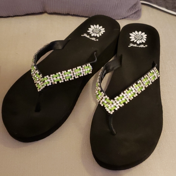 yellow box flip flops size 10